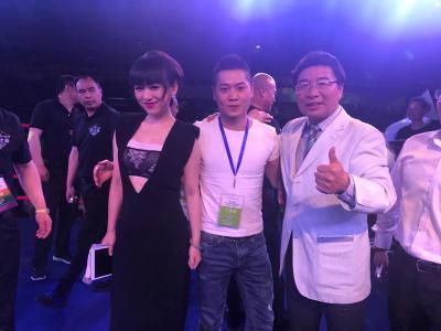 乍看之下，《秘密访客》首支预告中一家四口与神秘访客愉悦相处，但众人的一举一动都似有弦外之意